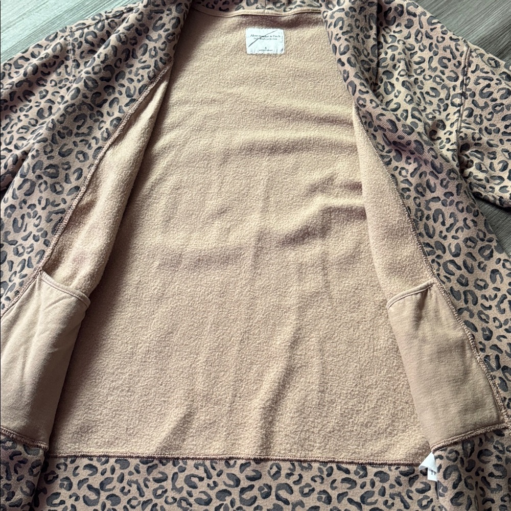 Abercrombie & Fitch Soft Collection Leopard Cheetah Print Cardigan Sweater Small - Picture 4 of 6